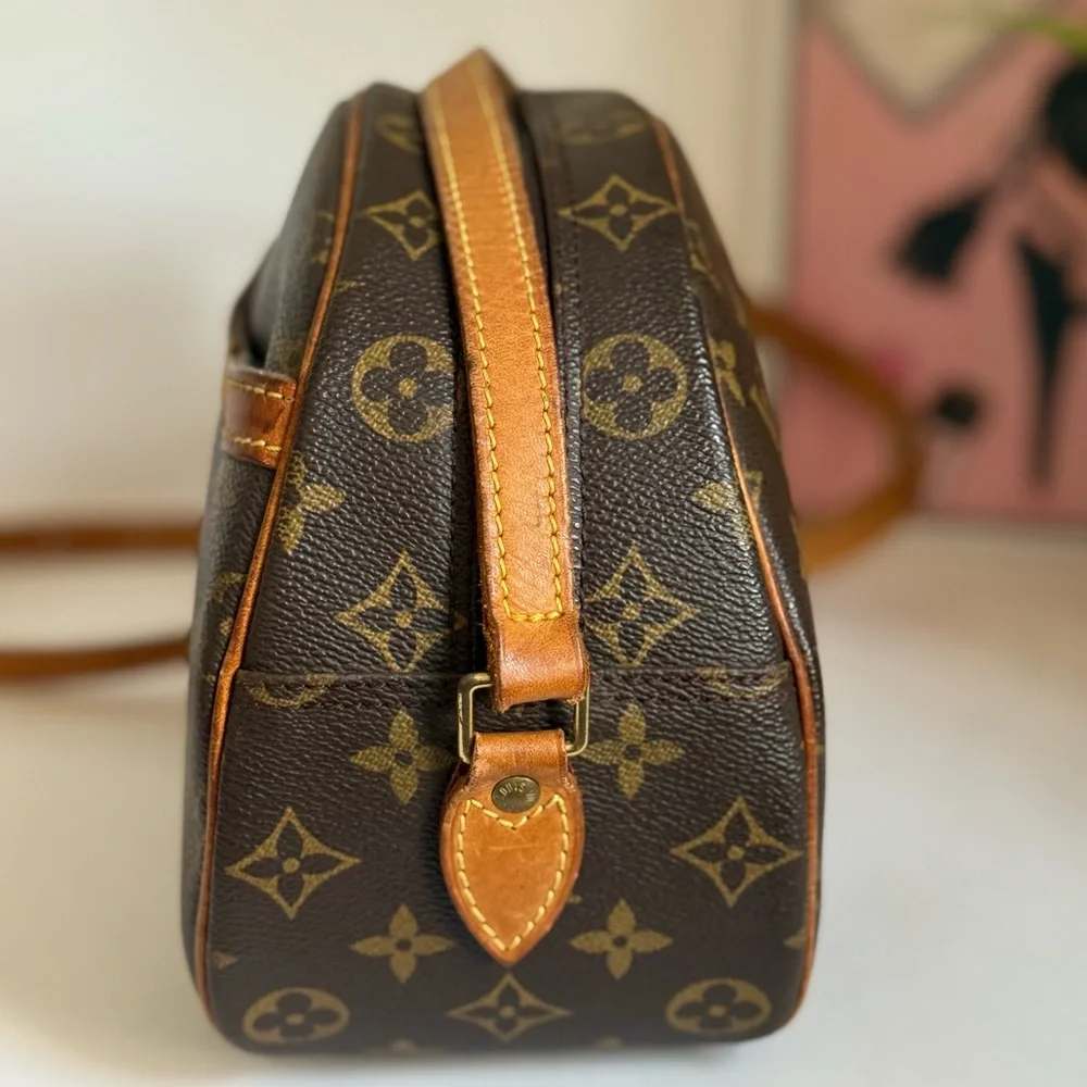 Louis Vuitton Blois Monogram Crossbody Bags 🌟 - Picture 4 of 14